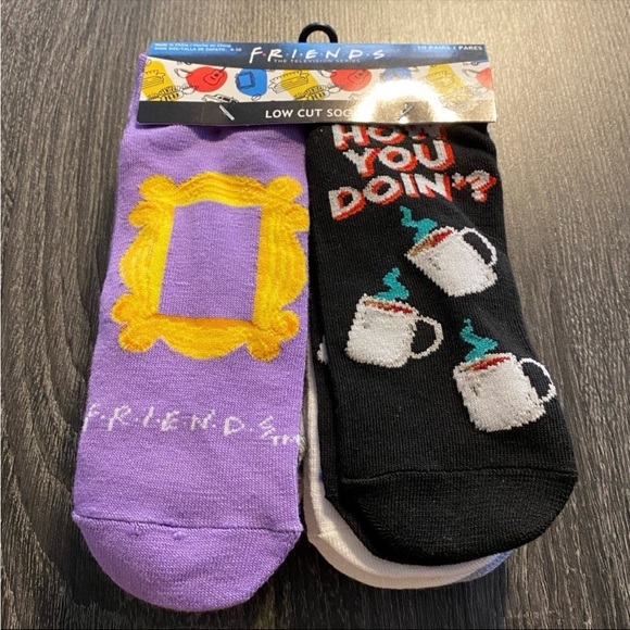 🔥5/25 NWT Package 10 Pair of Low Cut Socks FRIENDS TV Show Size 4-10 Warner Bros - Picture 2 of 6